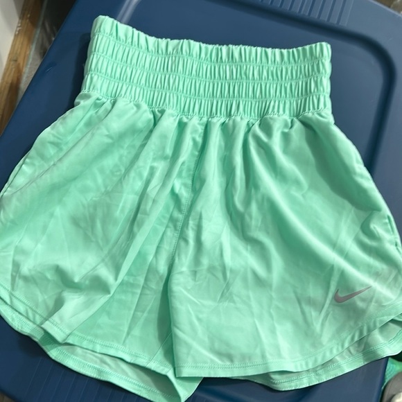 NWT Nike Women's One Dri-FIT Ultra High-Waisted 3" Brief-Lined Shorts - Picture 4 of 5